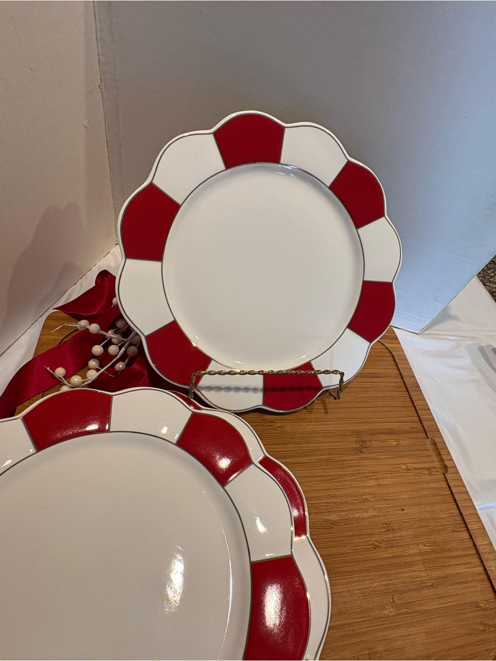 Grace Red and White Scalloped Rim Dinner Plates Set of 3 Mint - Picture 7 of 9